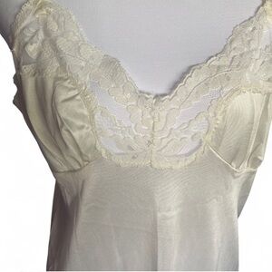 Vintage 1980s Simple Pleasures Ivory Lace V Neck Slip 36 Antron III‎